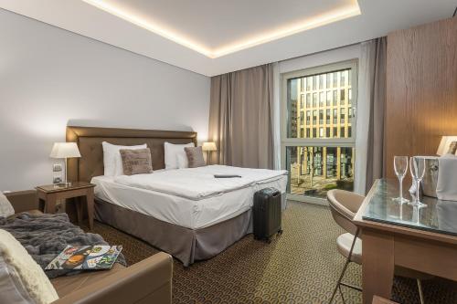 Habitación Doble Superior con sofá - 1 o 2 camas del hotel Royal Prague. Foto 1