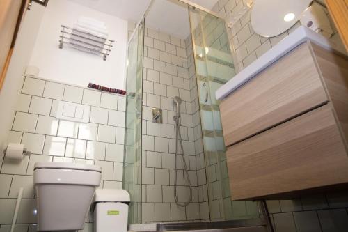 Habitación Doble con baño privado externo y balcón del hotel The Nomad. Foto 3