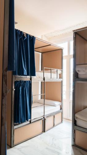 Cama en habitación compartida mixta de 10 camas del hotel The Nomad. Foto 4