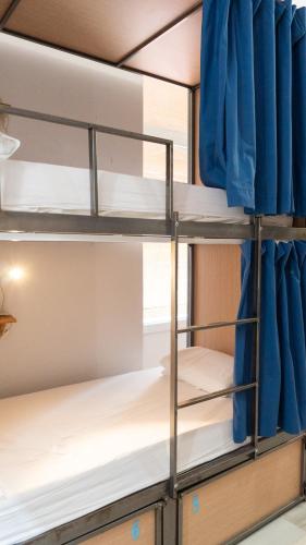 Cama en habitación compartida mixta de 8 camas del hotel The Nomad. Foto 1