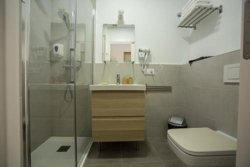 Habitación Doble con baño privado externo del hotel The Nomad. Foto 1