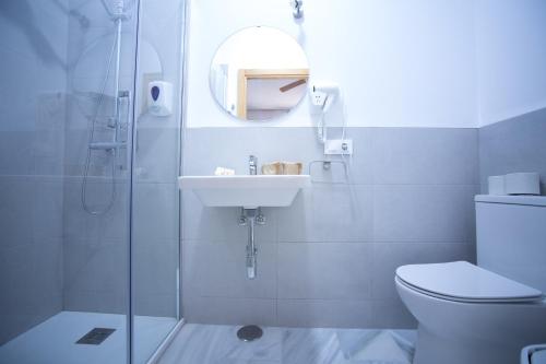 Habitación Doble Deluxe con balcón del hotel The Nomad. Foto 5