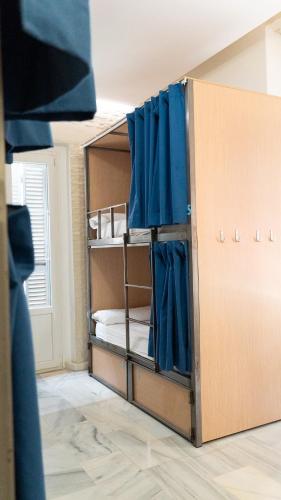 Cama en habitación compartida mixta de 8 camas del hotel The Nomad