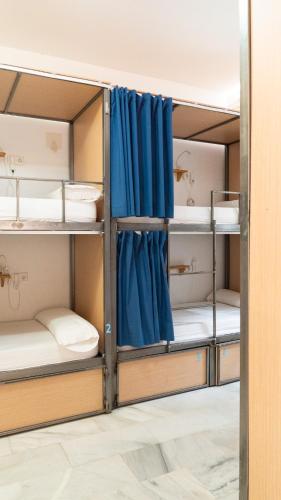 Cama en habitación compartida mixta de 8 camas del hotel The Nomad. Foto 2