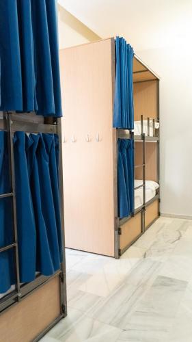 Cama en habitación compartida mixta de 8 camas del hotel The Nomad. Foto 4