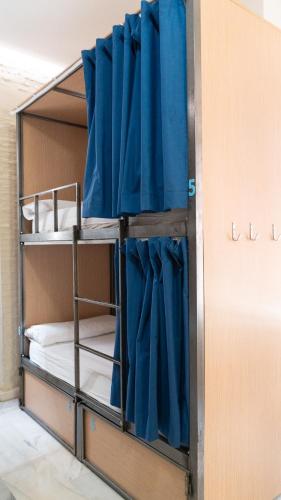 Cama en habitación compartida mixta de 8 camas del hotel The Nomad. Foto 5