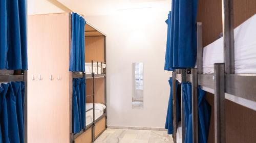 Cama en habitación compartida mixta de 8 camas del hotel The Nomad. Foto 6