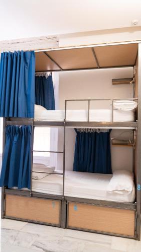 Cama en habitación compartida mixta de 8 camas del hotel The Nomad. Foto 7