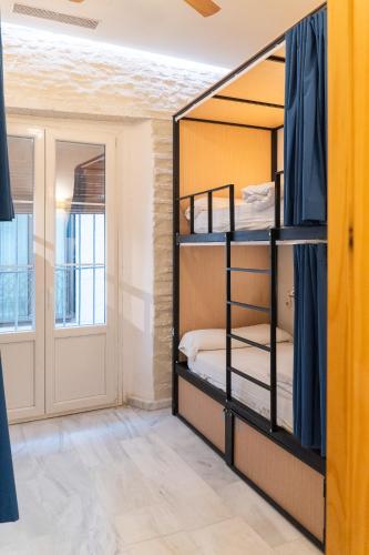 Cama en habitación femenina compartida de 4 camas del hotel The Nomad