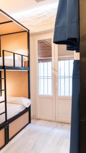 Cama en habitación femenina compartida de 4 camas del hotel The Nomad. Foto 1