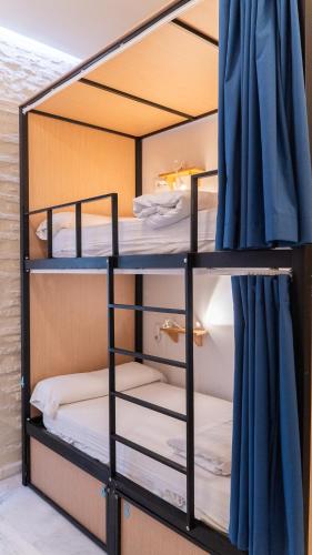 Cama en habitación femenina compartida de 4 camas del hotel The Nomad. Foto 2