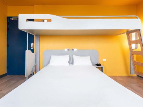 Habitación con cama extragrande - Adaptada para personas de movilidad reducida del hotel ibis budget Paris Porte de Vincennes. Foto 3