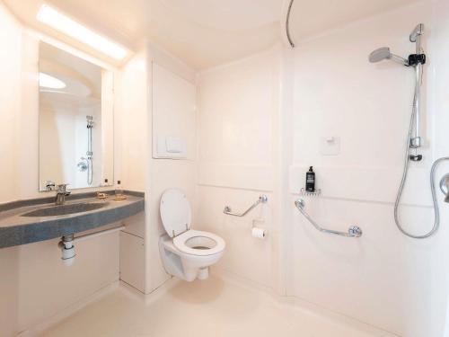 Habitación con cama extragrande - Adaptada para personas de movilidad reducida del hotel ibis budget Paris Porte de Vincennes. Foto 4