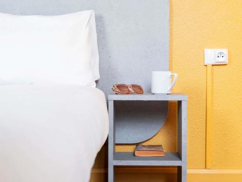 Habitación con cama extragrande - Adaptada para personas de movilidad reducida del hotel ibis budget Paris Porte de Vincennes. Foto 6