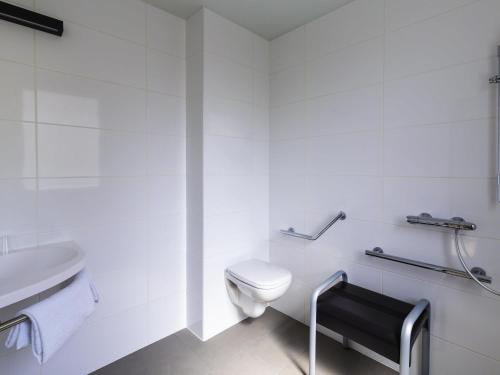 Habitación con cama grande adaptada para personas de movilidad reducida del hotel ibis budget Paris Porte de Vincennes. Foto 1