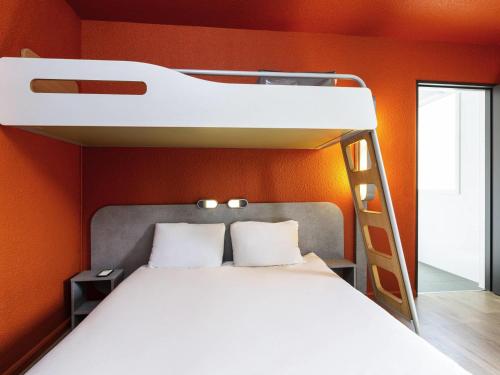 Habitación con cama grande adaptada para personas de movilidad reducida del hotel ibis budget Paris Porte de Vincennes. Foto 2
