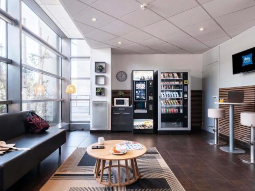 Habitación con cama grande adaptada para personas de movilidad reducida del hotel ibis budget Paris Porte de Vincennes. Foto 1