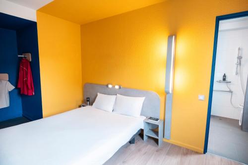 Habitación con cama extragrande - Adaptada para personas de movilidad reducida del hotel ibis budget Paris Porte de Vincennes. Foto 10