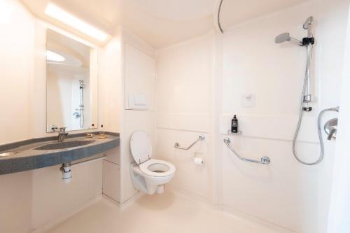 Habitación con cama extragrande - Adaptada para personas de movilidad reducida del hotel ibis budget Paris Porte de Vincennes. Foto 11