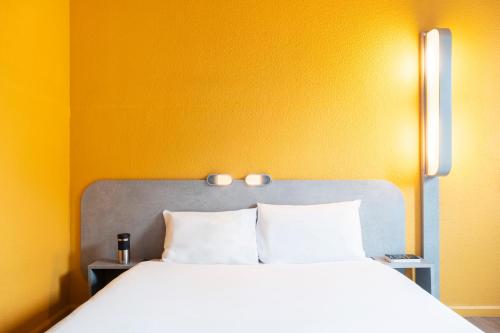Habitación con cama extragrande - Adaptada para personas de movilidad reducida del hotel ibis budget Paris Porte de Vincennes. Foto 13