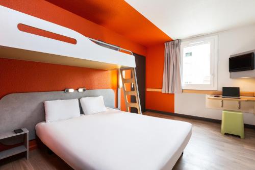 Habitación Triple con cama doble y litera del hotel ibis budget Paris Porte de Vincennes. Foto 3
