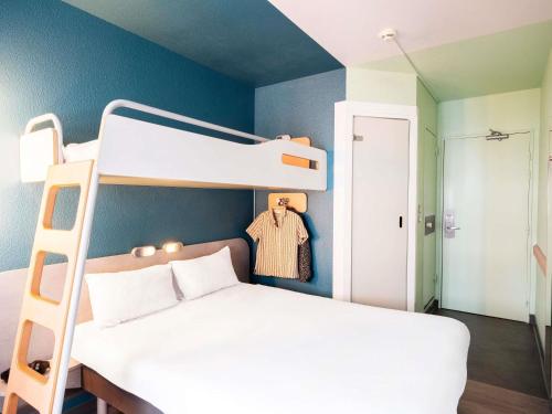Habitación Triple con cama doble y litera del hotel ibis budget Paris Porte de Vincennes. Foto 6