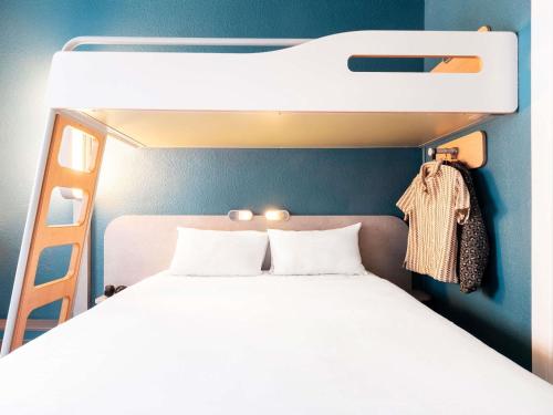 Habitación Triple con cama doble y litera del hotel ibis budget Paris Porte de Vincennes. Foto 7