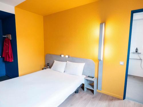 Habitación con cama grande adaptada para personas de movilidad reducida del hotel ibis budget Paris Porte de Vincennes. Foto 4