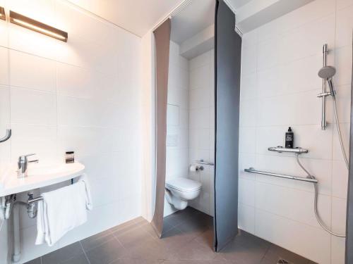 Habitación con cama grande adaptada para personas de movilidad reducida del hotel ibis budget Paris Porte de Vincennes. Foto 5