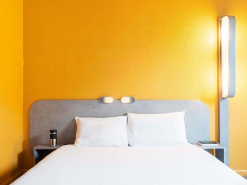 Habitación con cama grande adaptada para personas de movilidad reducida del hotel ibis budget Paris Porte de Vincennes. Foto 6