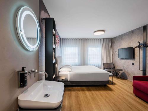 Habitación Doble Superior con vistas al castillo del hotel ibis Styles Ljubljana Centre. Foto 2