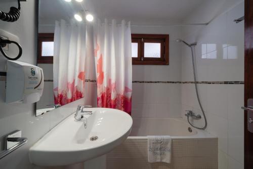 Habitación Doble con baño privado - 1 o 2 camas del hotel San Gines. Foto 2
