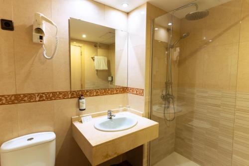 Habitación Doble Estándar con vistas a la ciudad del hotel Sunhotel Aston. Foto 7