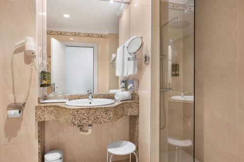 Habitación Familiar del hotel Mac Puerto Marina Benalmadena. Foto 1