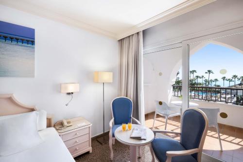 Habitación Doble con vistas laterales al mar - 1 o 2 camas del hotel Mac Puerto Marina Benalmadena. Foto 1