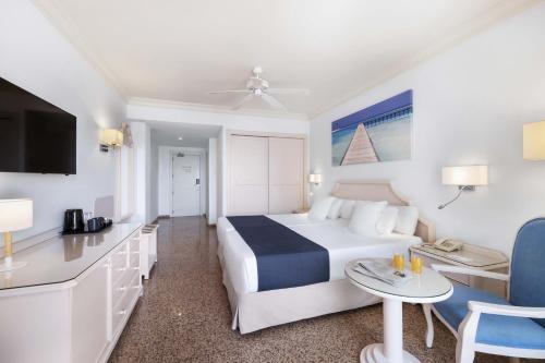 Habitación Doble con vistas a la piscina del hotel Mac Puerto Marina Benalmadena