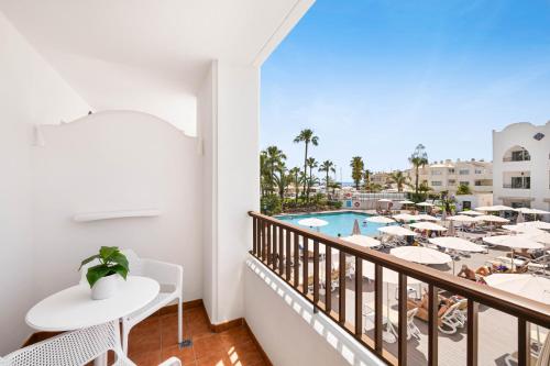 Habitación Doble con vistas a la piscina del hotel Mac Puerto Marina Benalmadena. Foto 1