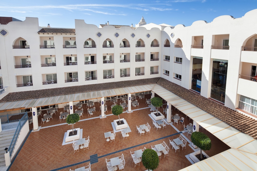 Habitación Doble Patio Andaluz. del hotel Mac Puerto Marina Benalmadena