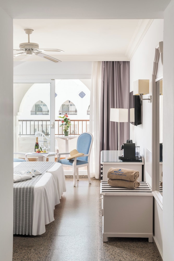 Habitación doble, vistas parciales al mar del hotel Mac Puerto Marina Benalmadena