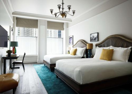 Habitación con 2 camas grandes del hotel The Beekman, a Thompson. Foto 8