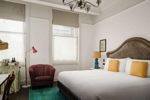 Habitación Deluxe con cama extragrande del hotel The Beekman, a Thompson. Foto 4