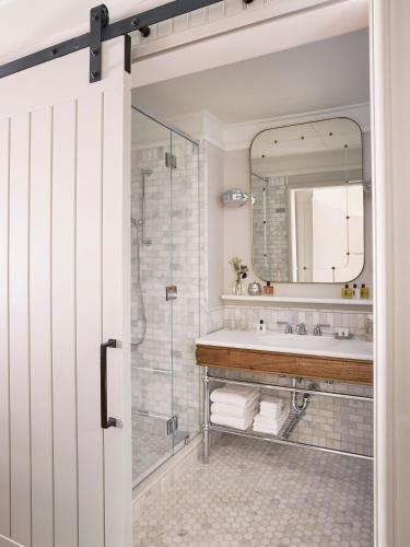 Habitación con bañera adaptada para personas con discapacidad - 2 camas grandes del hotel The Beekman, a Thompson