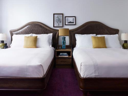 Habitación con bañera adaptada para personas con discapacidad - 2 camas grandes del hotel The Beekman, a Thompson. Foto 3