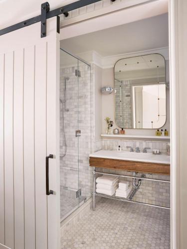 Habitación con bañera adaptada para personas con discapacidad - 2 camas grandes del hotel The Beekman, a Thompson. Foto 8