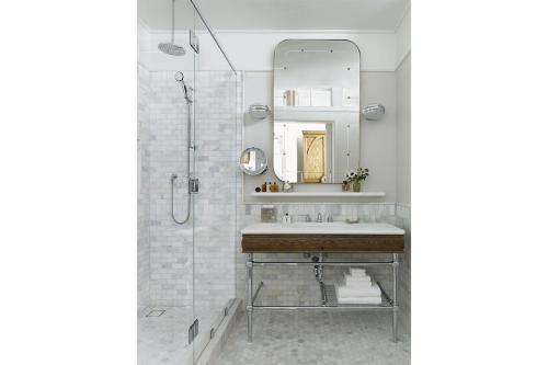 Habitación Premium con bañera adaptada para personas con discapacidad - 1 cama extragrande del hotel The Beekman, a Thompson. Foto 2