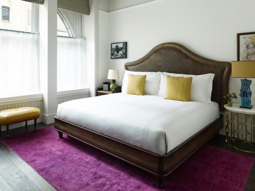 Habitación Deluxe con cama extragrande del hotel The Beekman, a Thompson. Foto 1