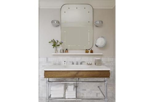 Habitación con cama grande y bañera - Adaptada para personas de movilidad reducida del hotel The Beekman, a Thompson. Foto 9