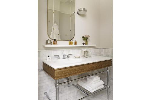 Habitación con cama grande y bañera - Adaptada para personas de movilidad reducida del hotel The Beekman, a Thompson. Foto 10