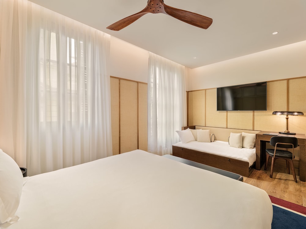 Habitación Classic Barcelona Triple del hotel H10 Madison. Foto 1