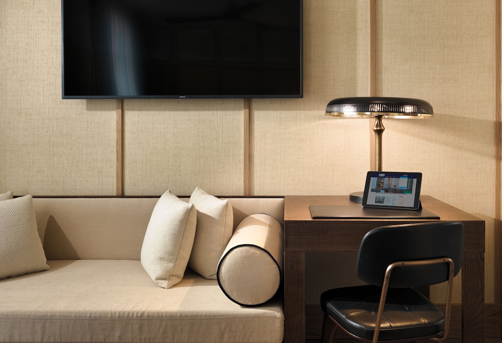Habitación Classic Barcelona Triple del hotel H10 Madison. Foto 3